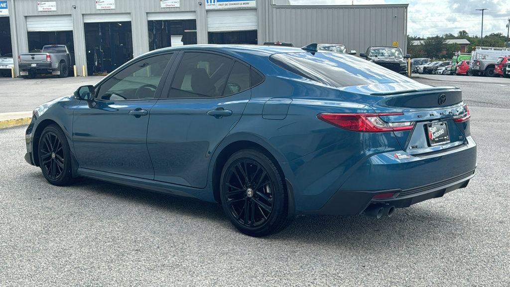 Used 2025 Toyota Camry SE w/ Convenience Package FWD image 5