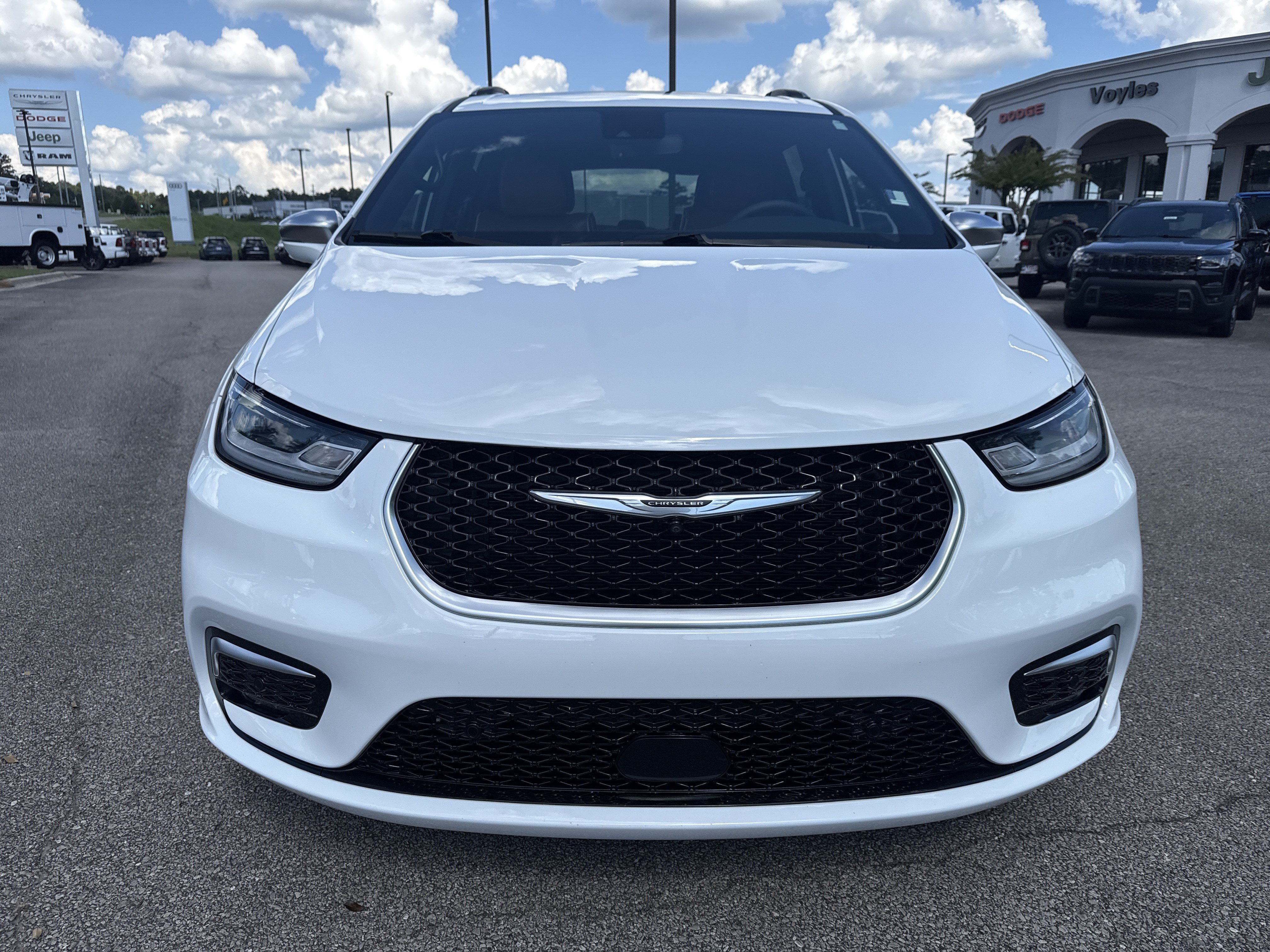 Used 2024 Chrysler Pacifica Pinnacle FWD image 2