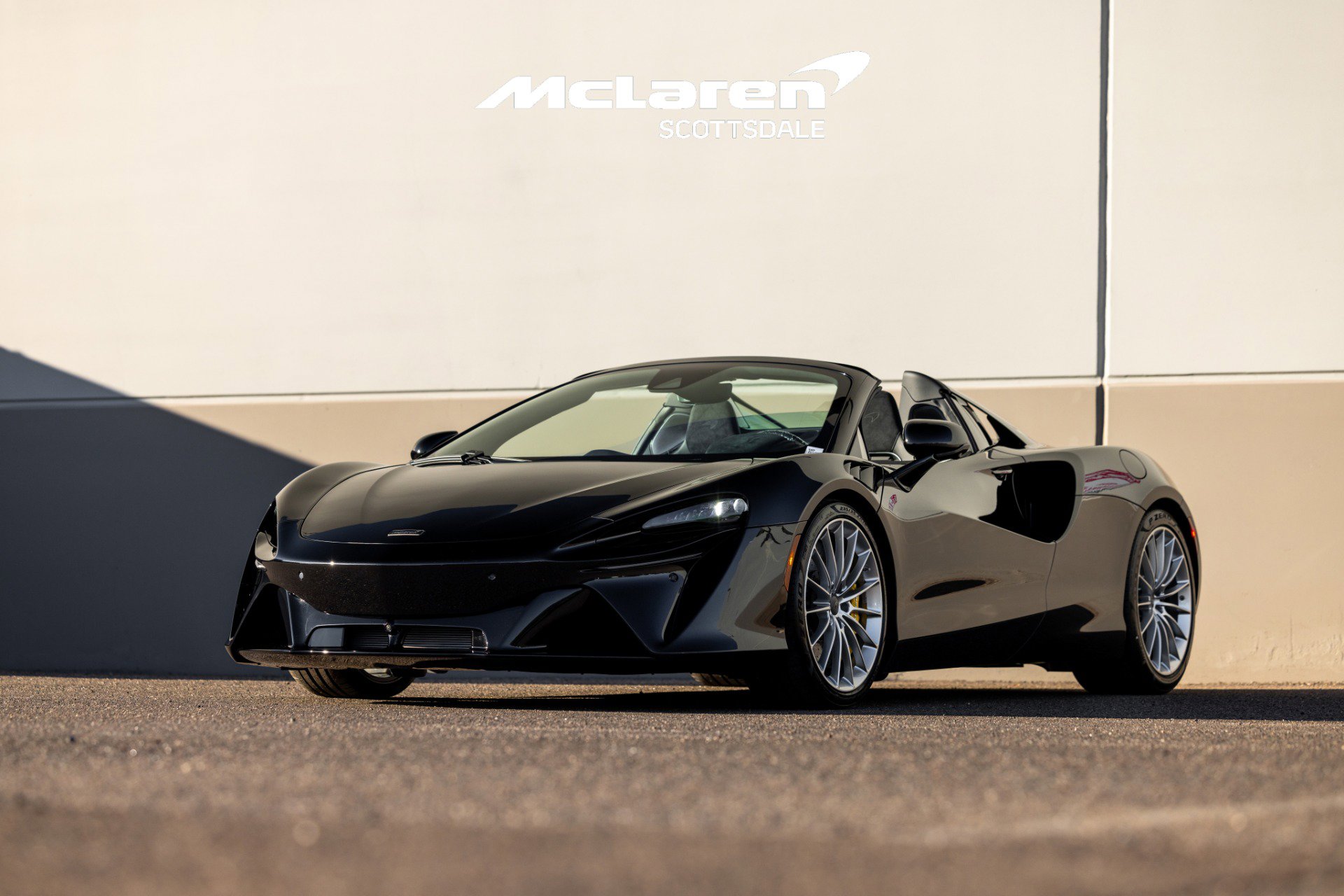 Used 2025 McLaren Artura Spider image 4