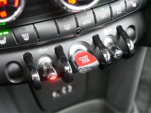 Used 2018 MINI Cooper 2-Door Hardtop w/ Cold Weather Package image 31