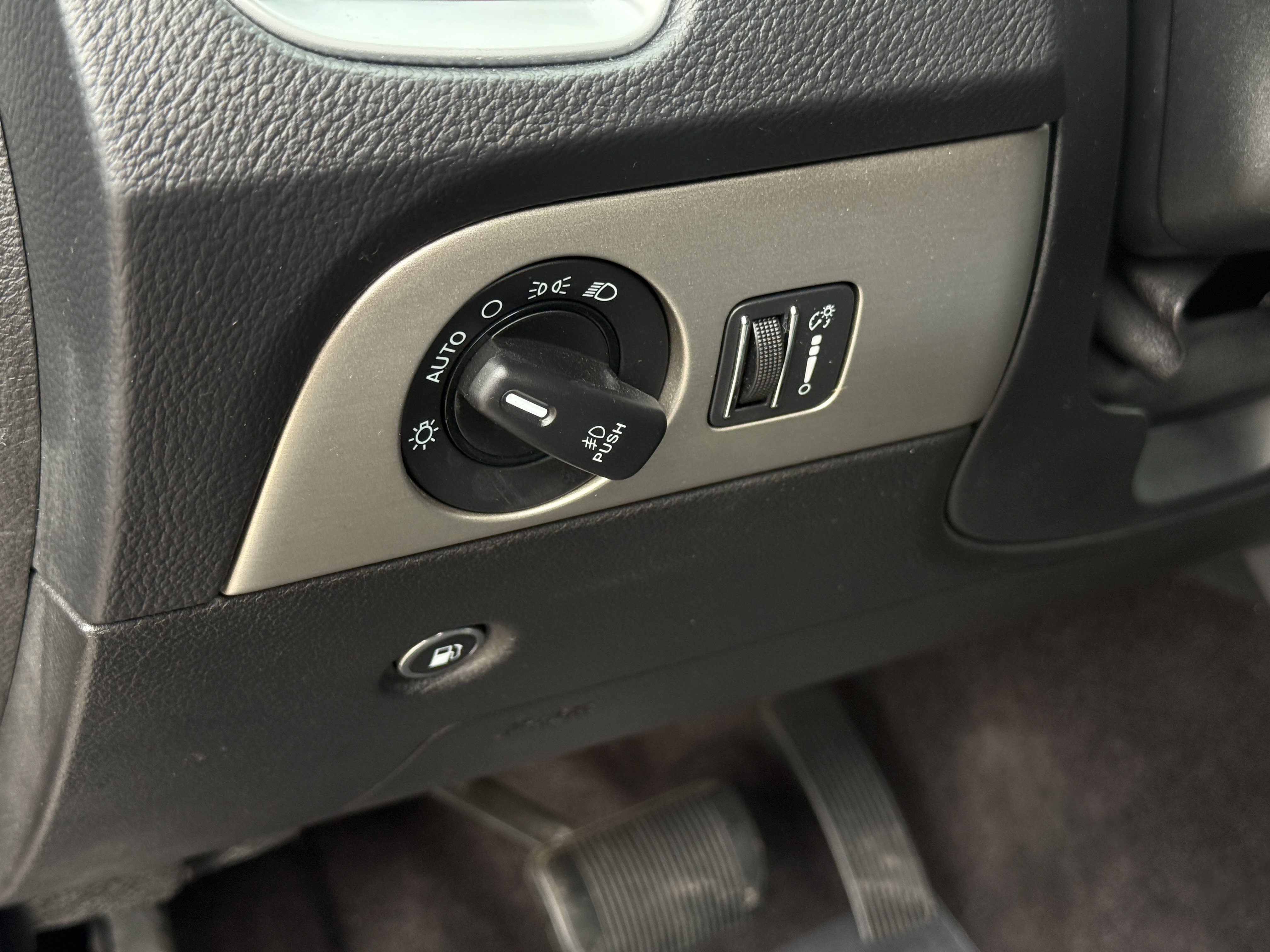 Used 2019 Dodge Durango SXT image 24