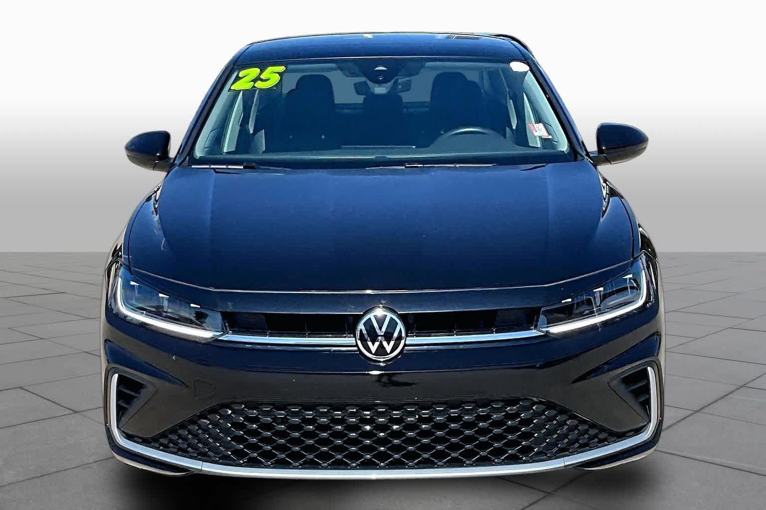 Used 2025 Volkswagen Jetta SE FWD image 3