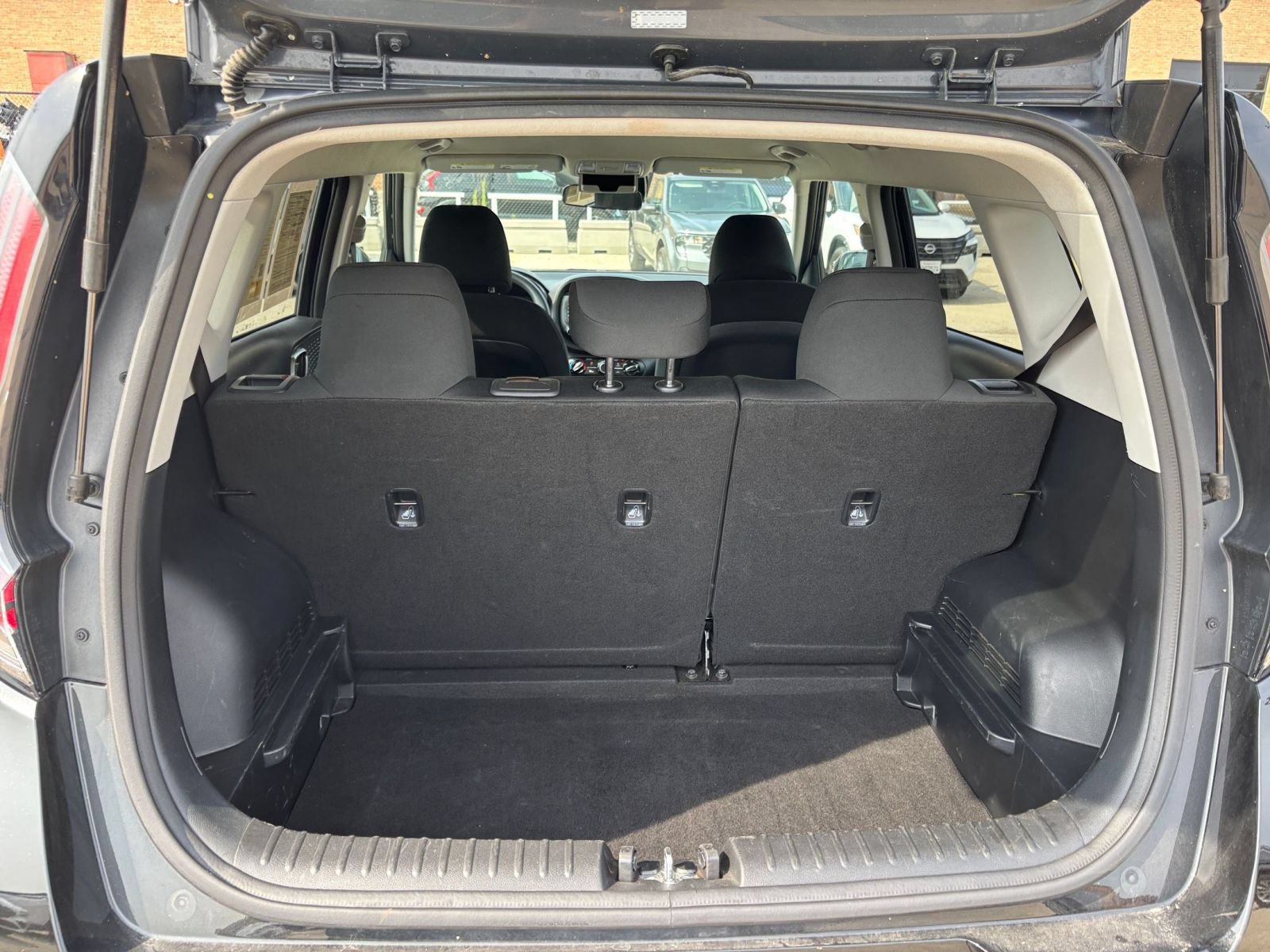 Used 2025 Kia Soul LX w/ LX Technology Package FWD image 28