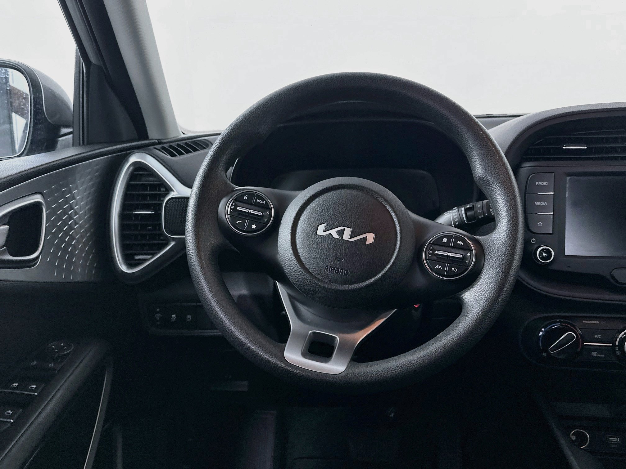 Used 2025 Kia Soul LX w/ LX Technology Package FWD image 18