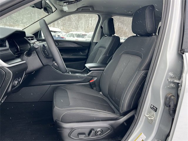 Used 2023 Jeep Grand Cherokee Laredo image 15