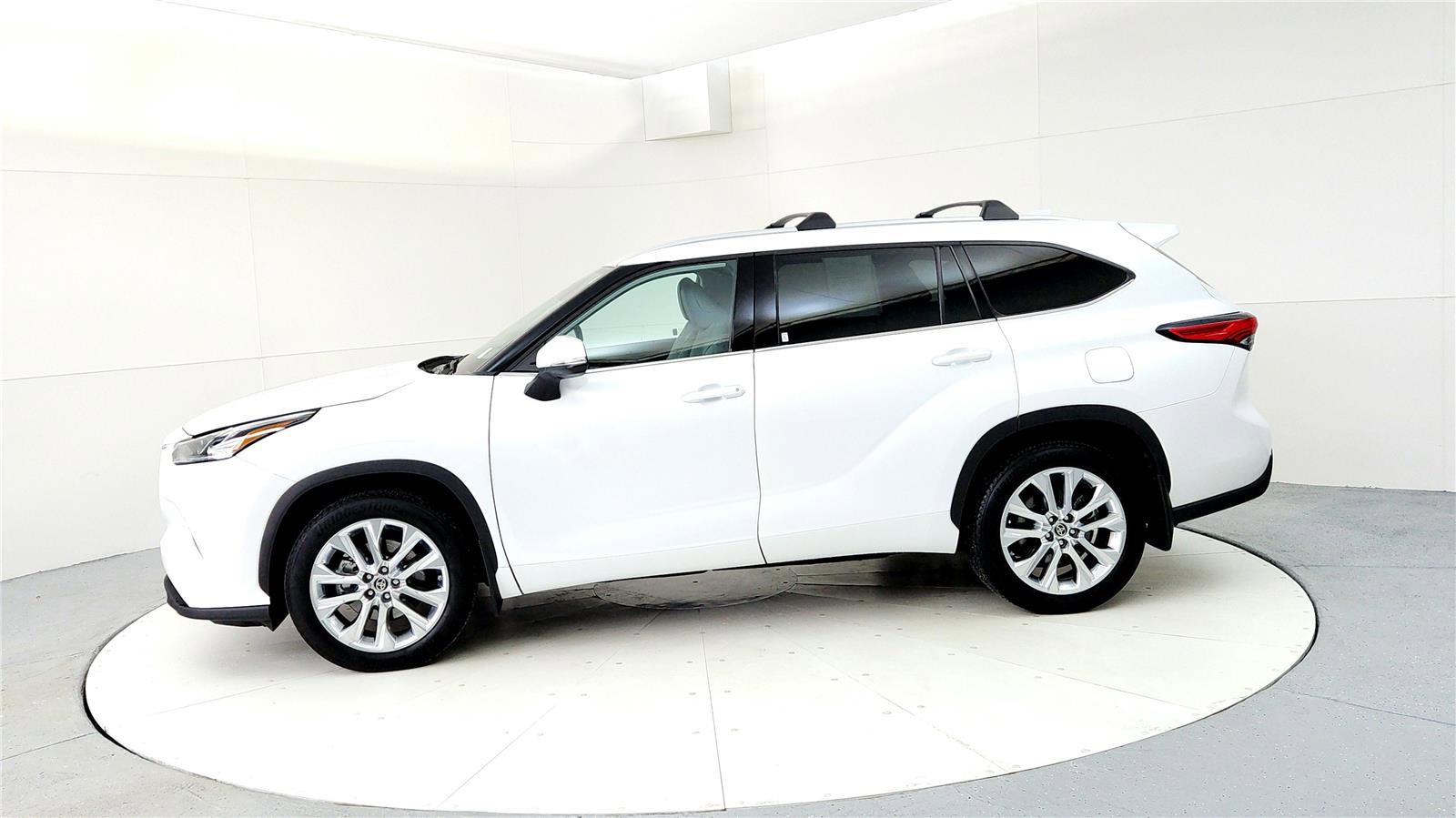Used 2023 Toyota Highlander Limited image 3