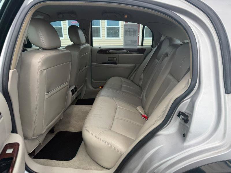 Used 2010 Lincoln Town Car Signature Limited image 4