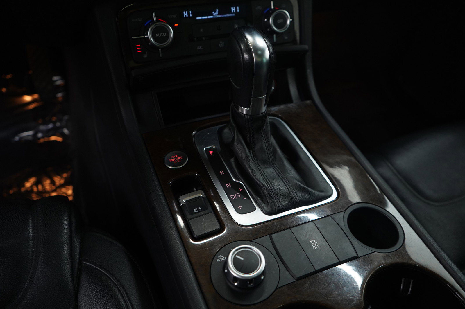 Used 2014 Volkswagen Touareg TDI image 21