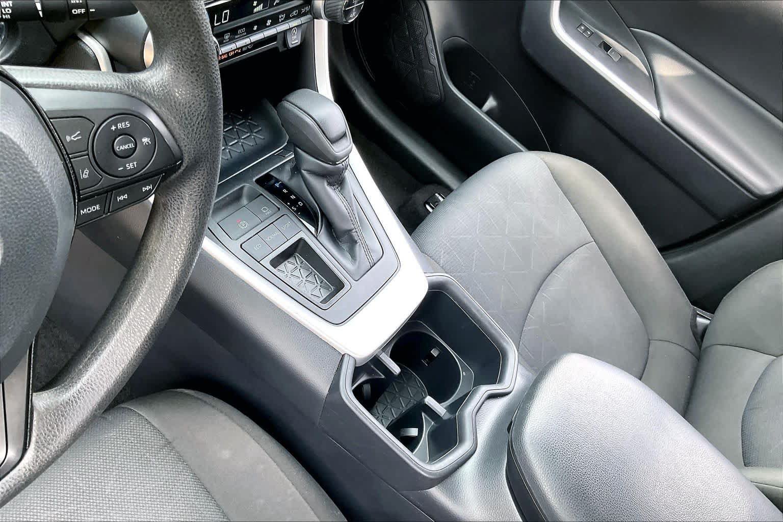 Used 2025 Toyota RAV4 XLE FWD image 31