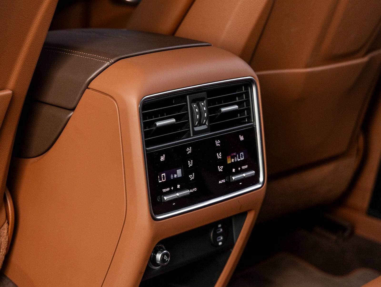 Certified 2021 Porsche Cayenne Turbo S AWD/4WD image 36