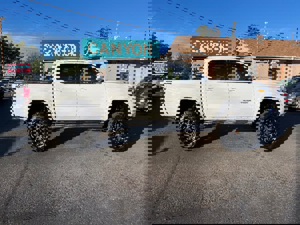 Used 2016 Toyota Tacoma TRD Sport image 3