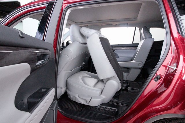 Used 2020 Toyota Highlander Limited Platinum image 25