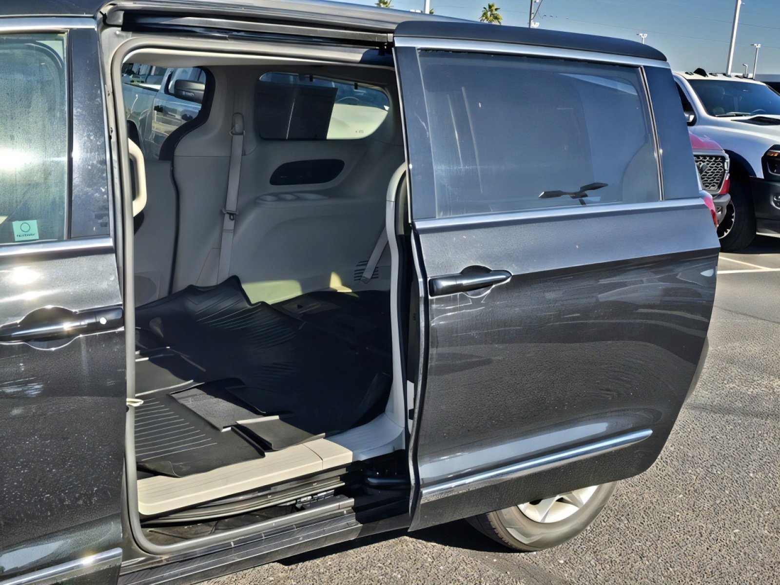 Used 2020 Chrysler Pacifica Limited image 35