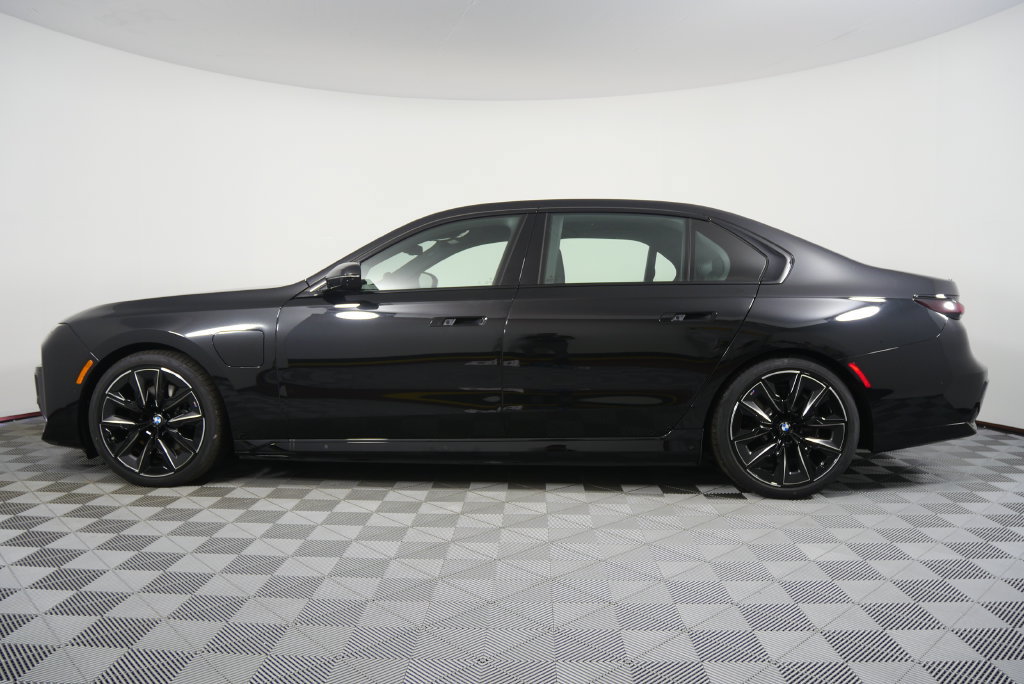 Used 2026 BMW 750e xDrive AWD/4WD image 7
