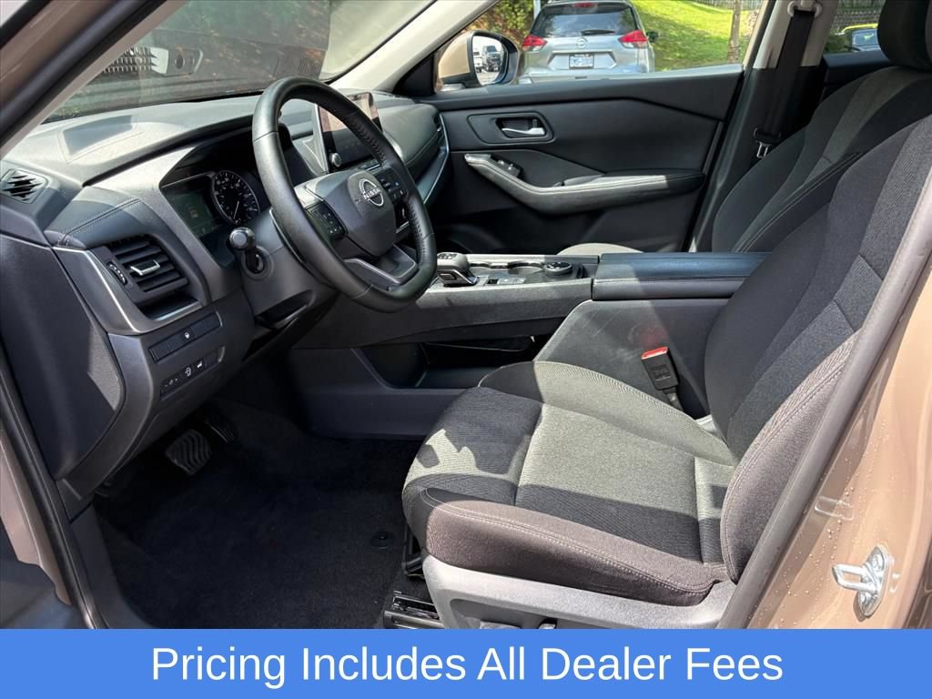 Used 2025 Nissan Rogue SV AWD/4WD image 16