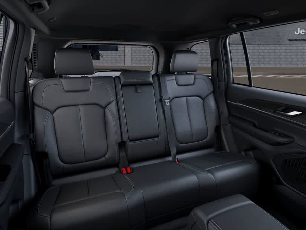 Used 2025 Jeep Grand Cherokee Limited w/ Black Appearance Package AWD/4WD image 15