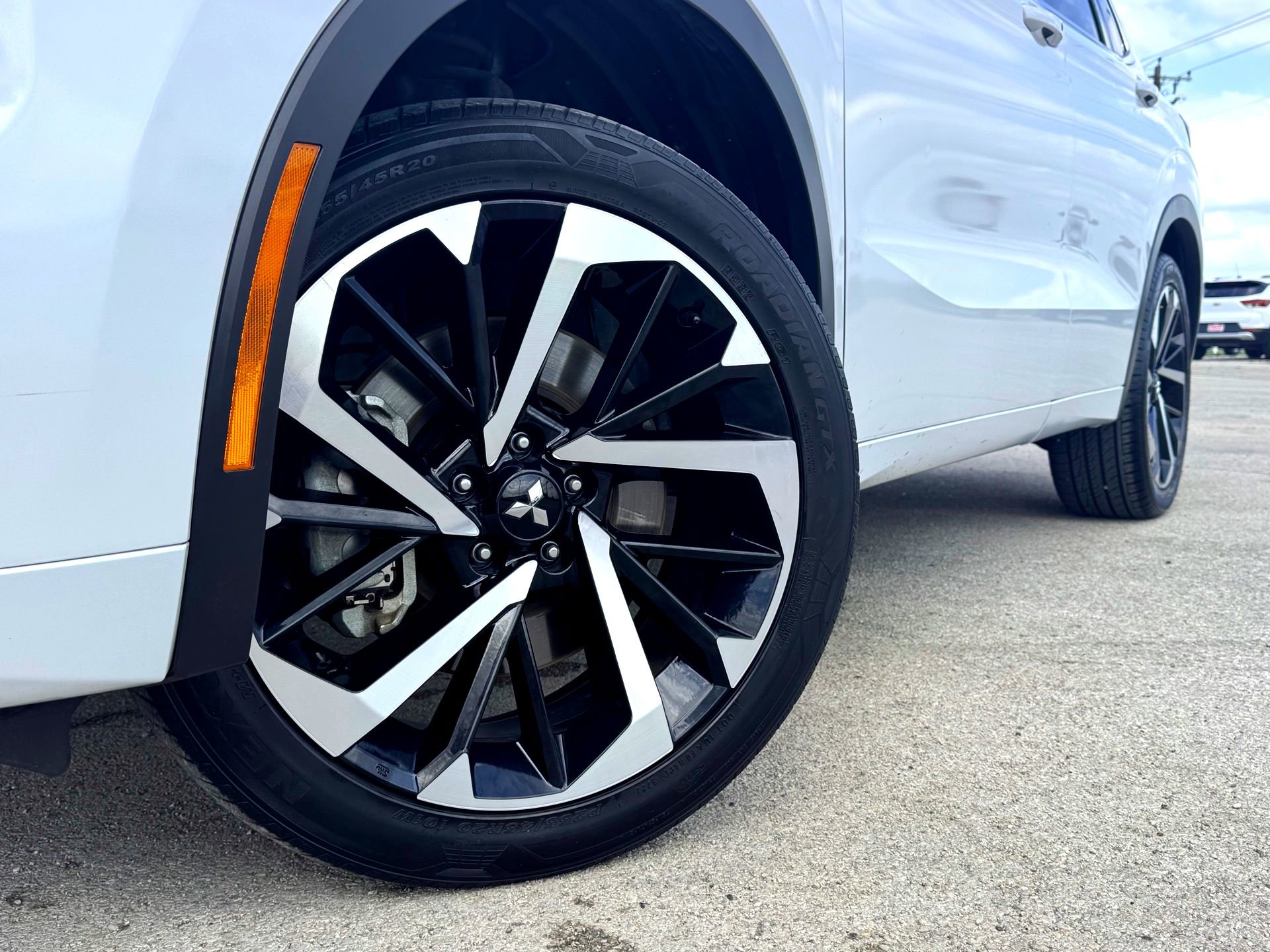 Used 2023 Mitsubishi Outlander SEL image 2