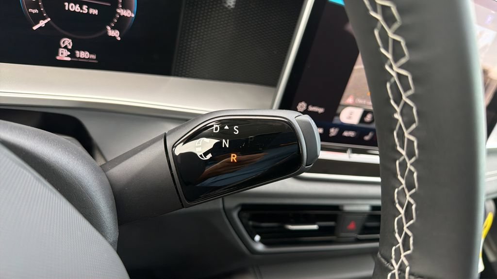 New 2026 Volkswagen Tiguan SE FWD image 17