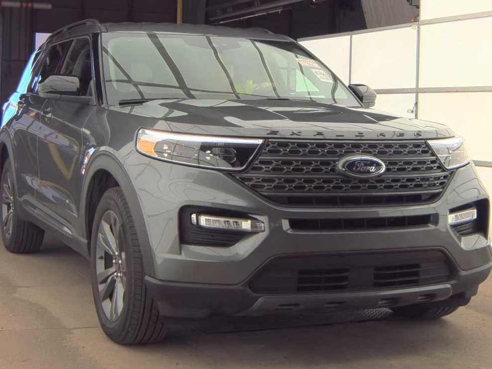 Used 2023 Ford Explorer XLT w/ Equipment Group 202A AWD/4WD image 4