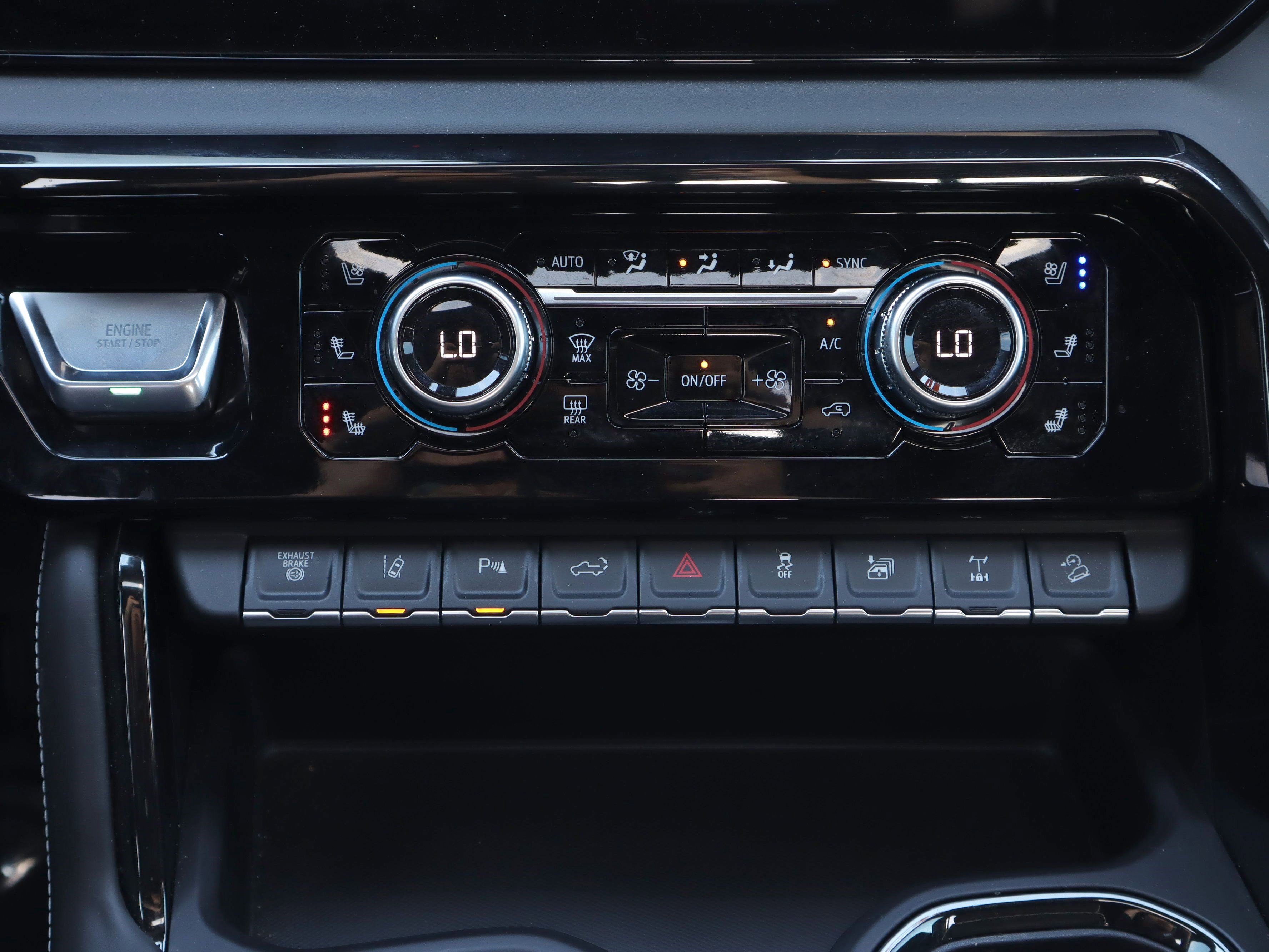 Used 2025 GMC Sierra 2500 AT4X image 17