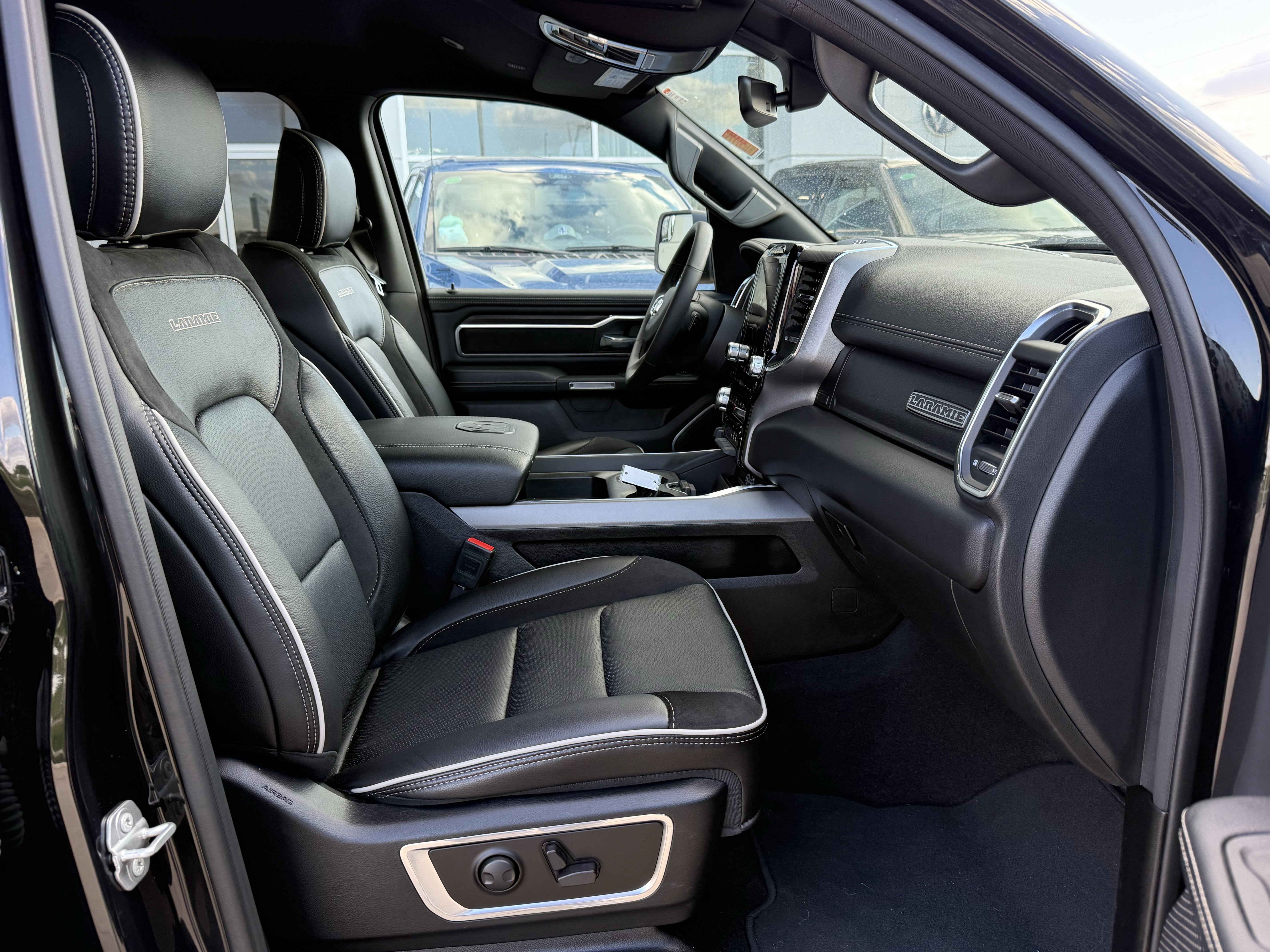 Used 2025 RAM 1500 Laramie w/ Sport Appearance Package AWD/4WD image 5