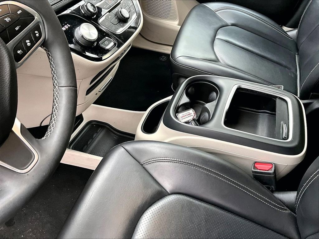 Used 2023 Chrysler Pacifica Touring-L image 13