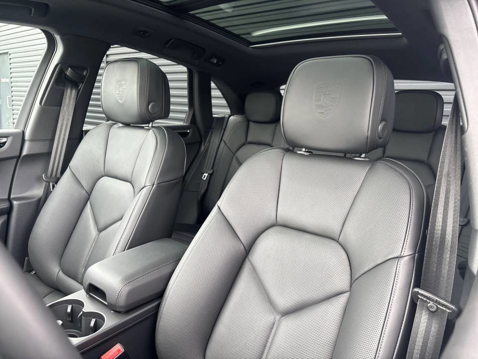 Certified 2026 Porsche Macan image 11