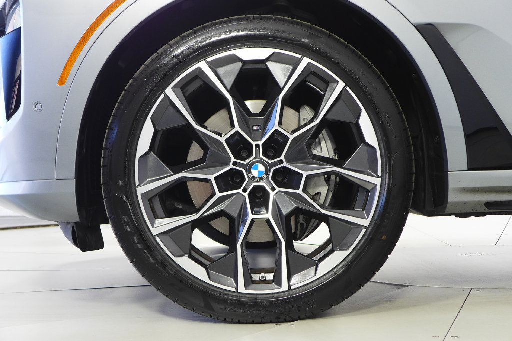 Used 2023 BMW X7 xDrive40i w/ M Sport Package AWD/4WD image 5