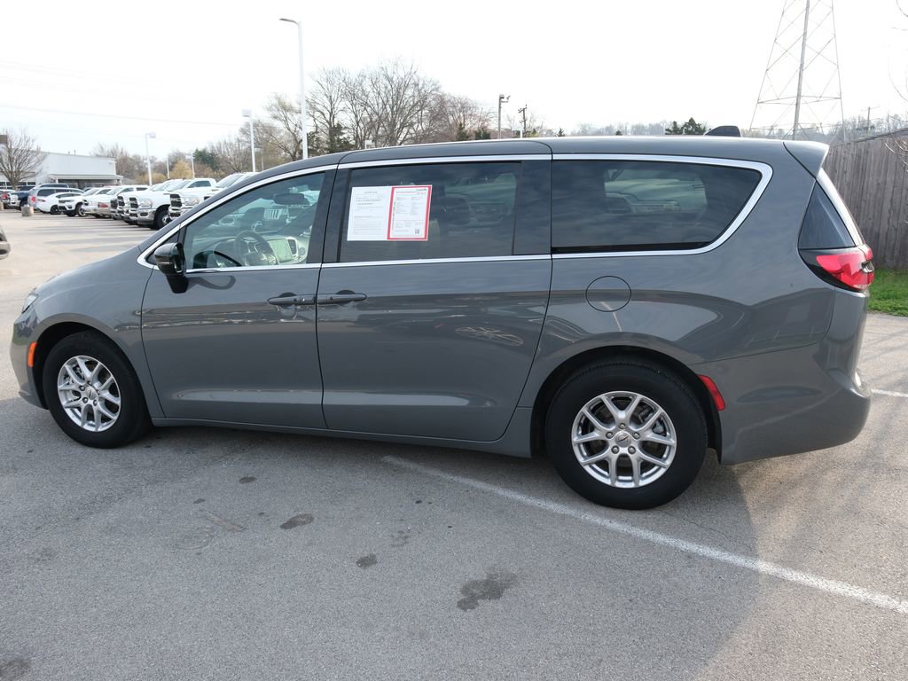 Used 2025 Chrysler Pacifica Select image 10