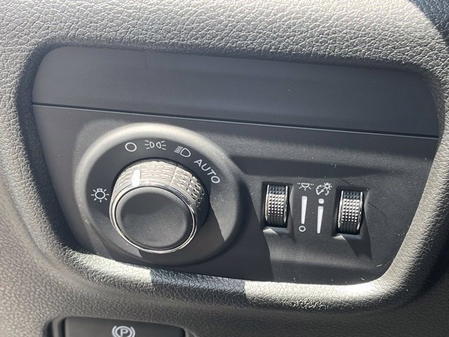 Used 2023 Jeep Grand Cherokee Laredo AWD/4WD image 19