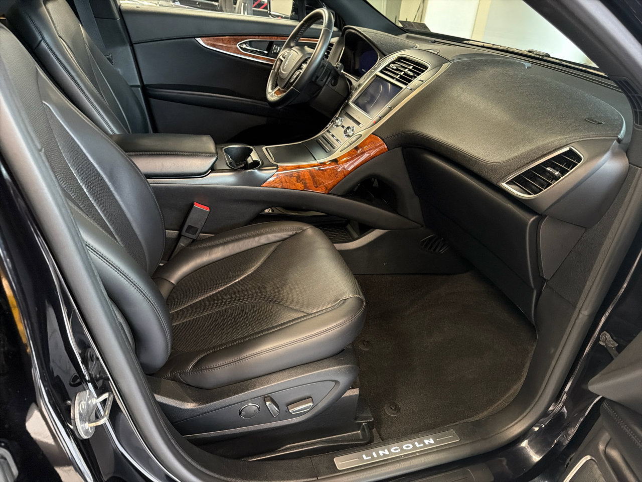 Used 2020 Lincoln Nautilus Reserve image 23