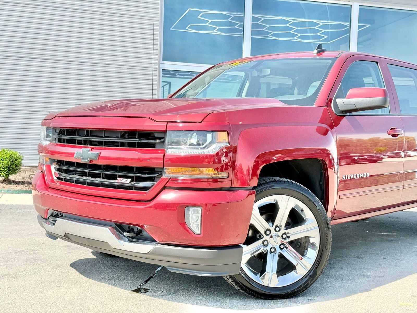 Used 2018 Chevrolet Silverado 1500 LT w/ All Star Edition AWD/4WD image 2
