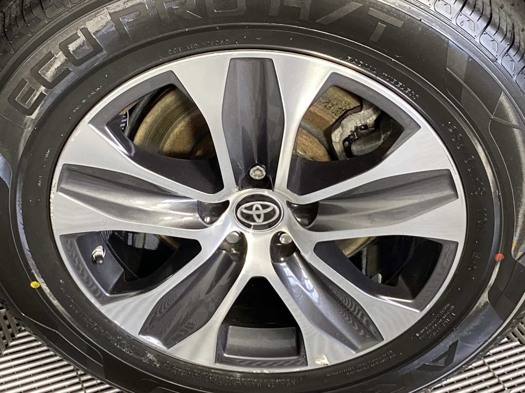 Used 2024 Toyota Highlander XLE AWD/4WD image 30