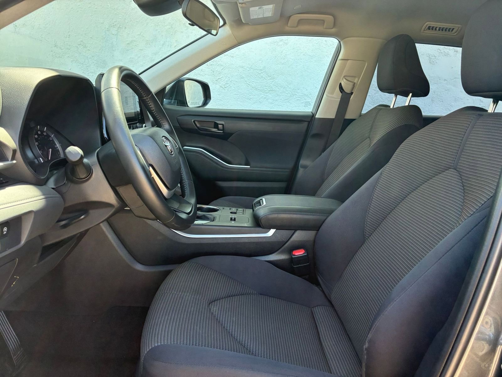 Used 2025 Toyota Highlander LE image 28