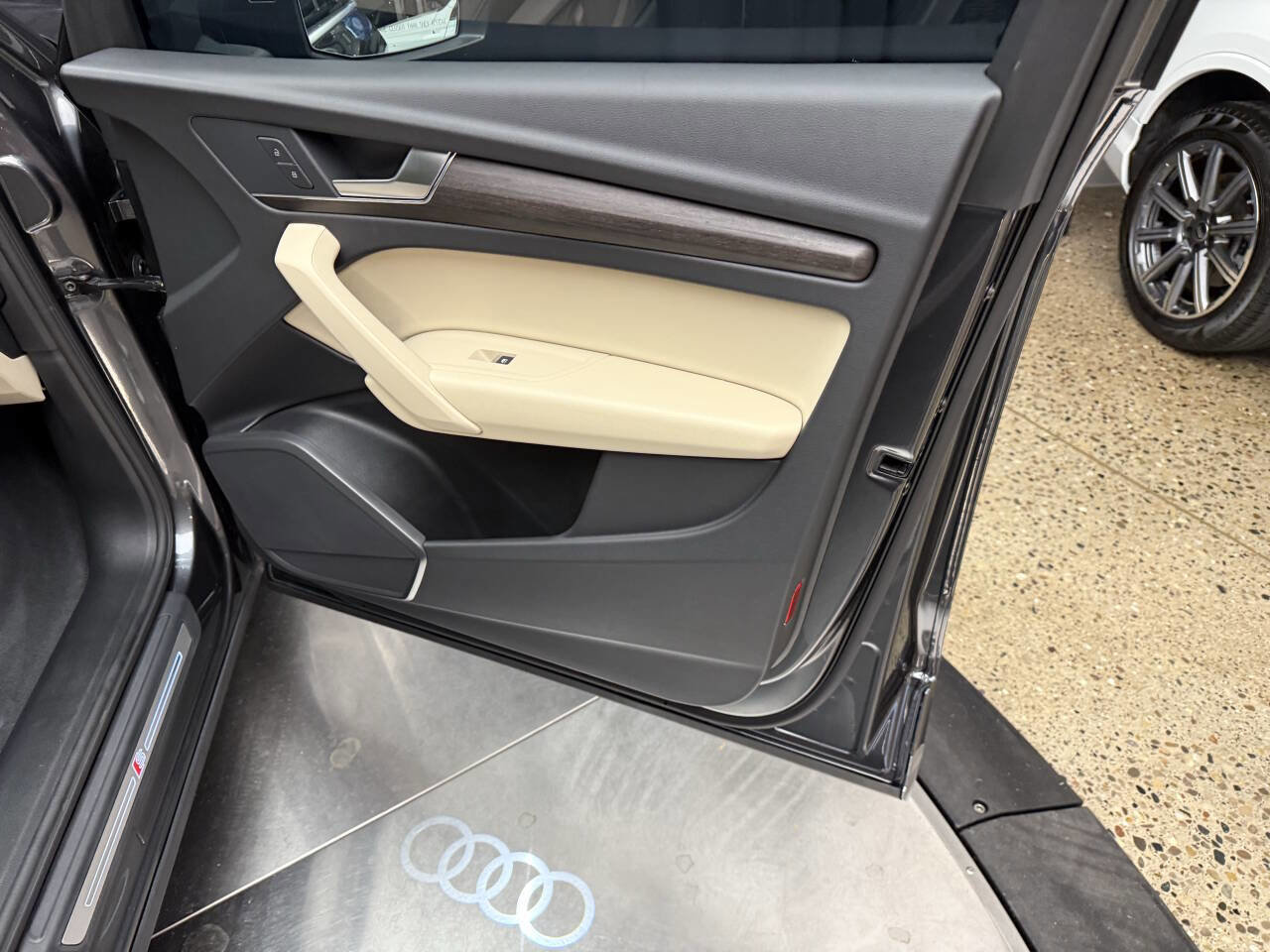 Used 2024 Audi Q5 e Premium w/ Convenience Package image 24