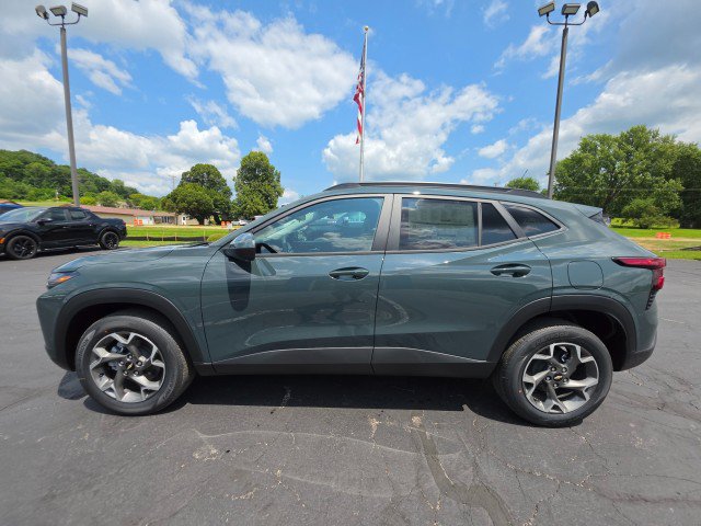 New 2026 Chevrolet Trax LT w/ Driver Confidence Package FWD image 2
