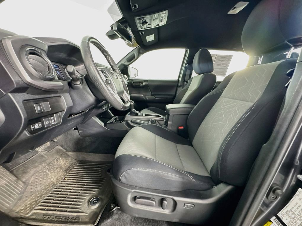 Used 2022 Toyota Tacoma TRD Off-Road w/ Technology Package AWD/4WD image 12