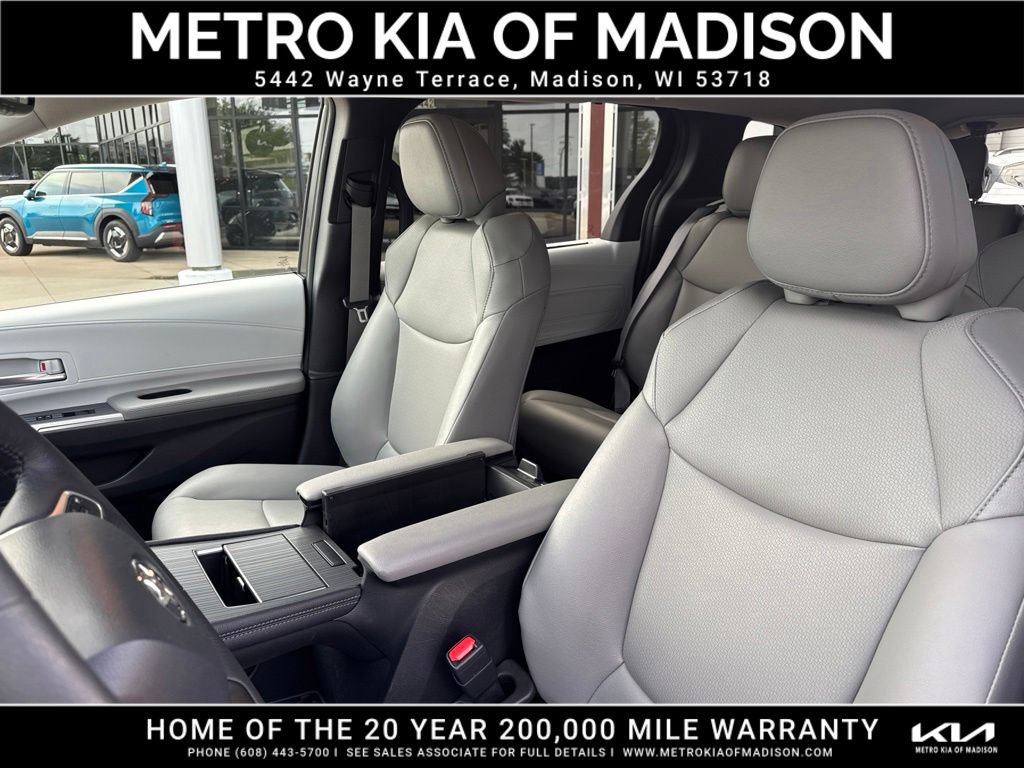 Used 2025 Toyota Sienna XLE AWD/4WD image 17