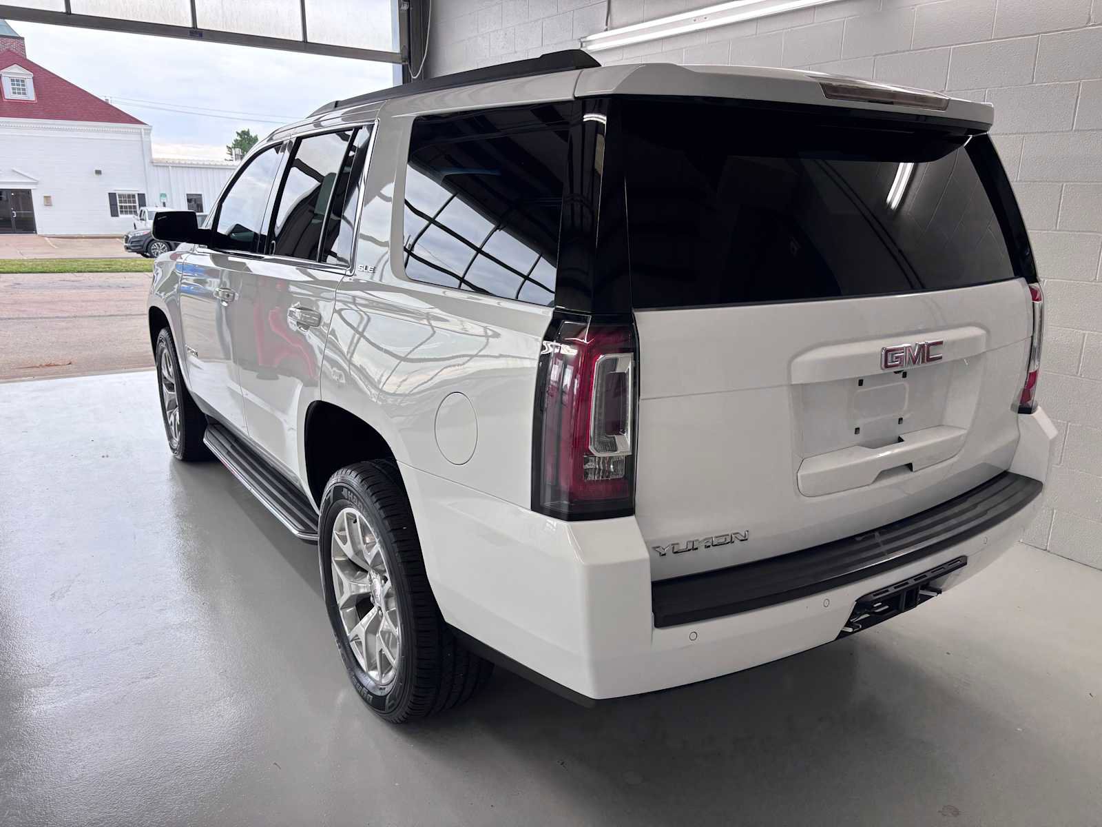 Used 2016 GMC Yukon SLE w/ Convenience Package AWD/4WD image 4