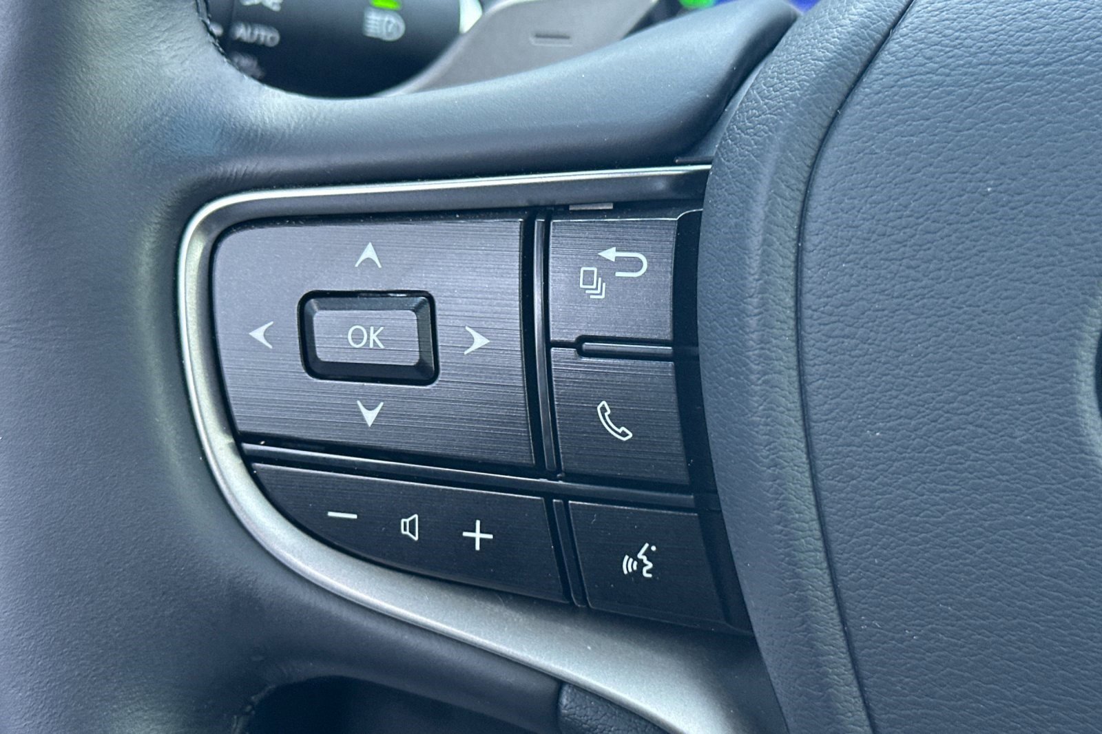 Certified 2025 Lexus ES 300h w/ Premium Package image 29