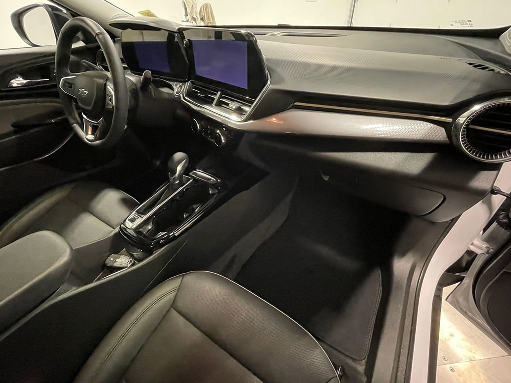 Used 2025 Chevrolet Trax ACTIV w/ Sunroof Package FWD image 28