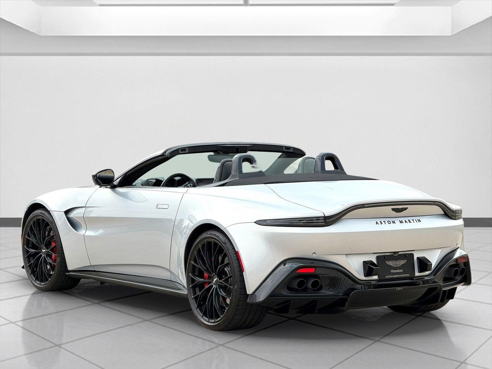 Used 2022 Aston Martin V8 Vantage Roadster image 2