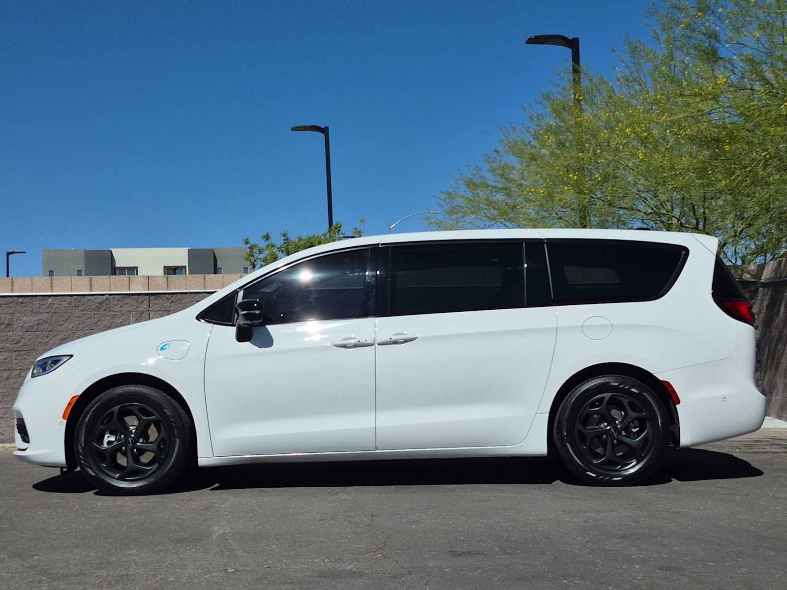 Used 2023 Chrysler Pacifica Limited w/ S Appearance Package FWD image 6