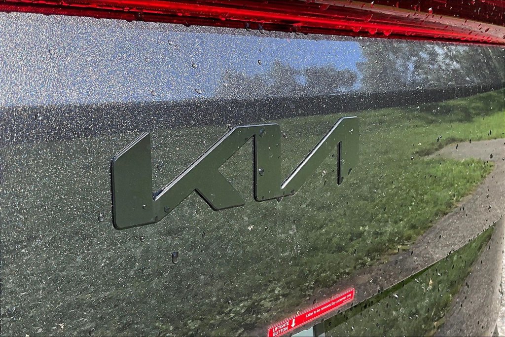 New 2027 Kia Carnival EX FWD image 9