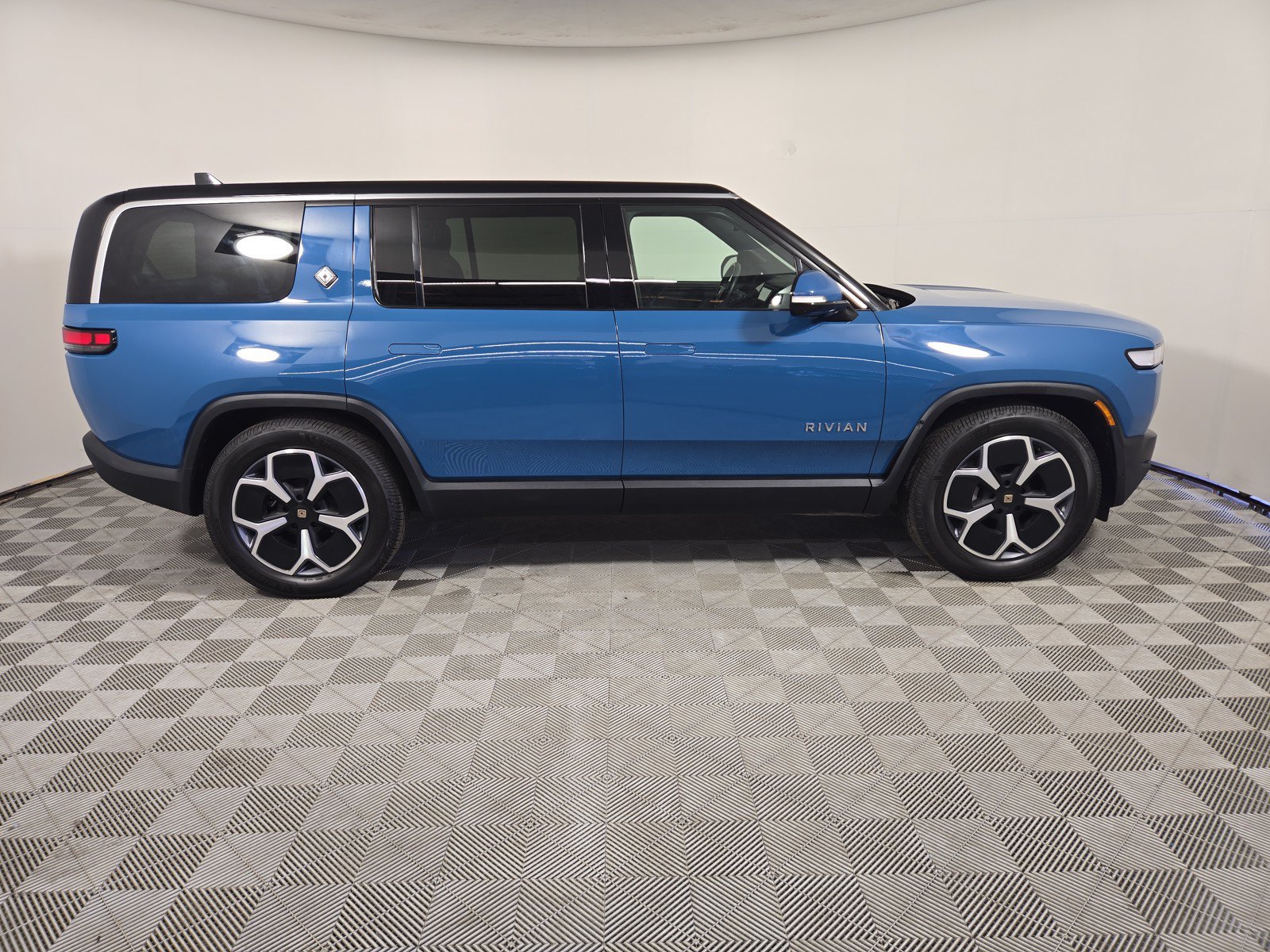 Used 2024 Rivian R1S Adventure AWD/4WD image 6