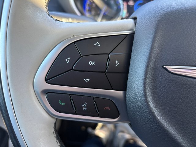 Used 2018 Chrysler Pacifica Limited w/ Tire & Wheel Group FWD image 24