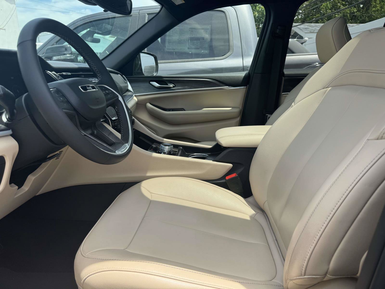 Certified 2024 Jeep Grand Cherokee Limited AWD/4WD image 13