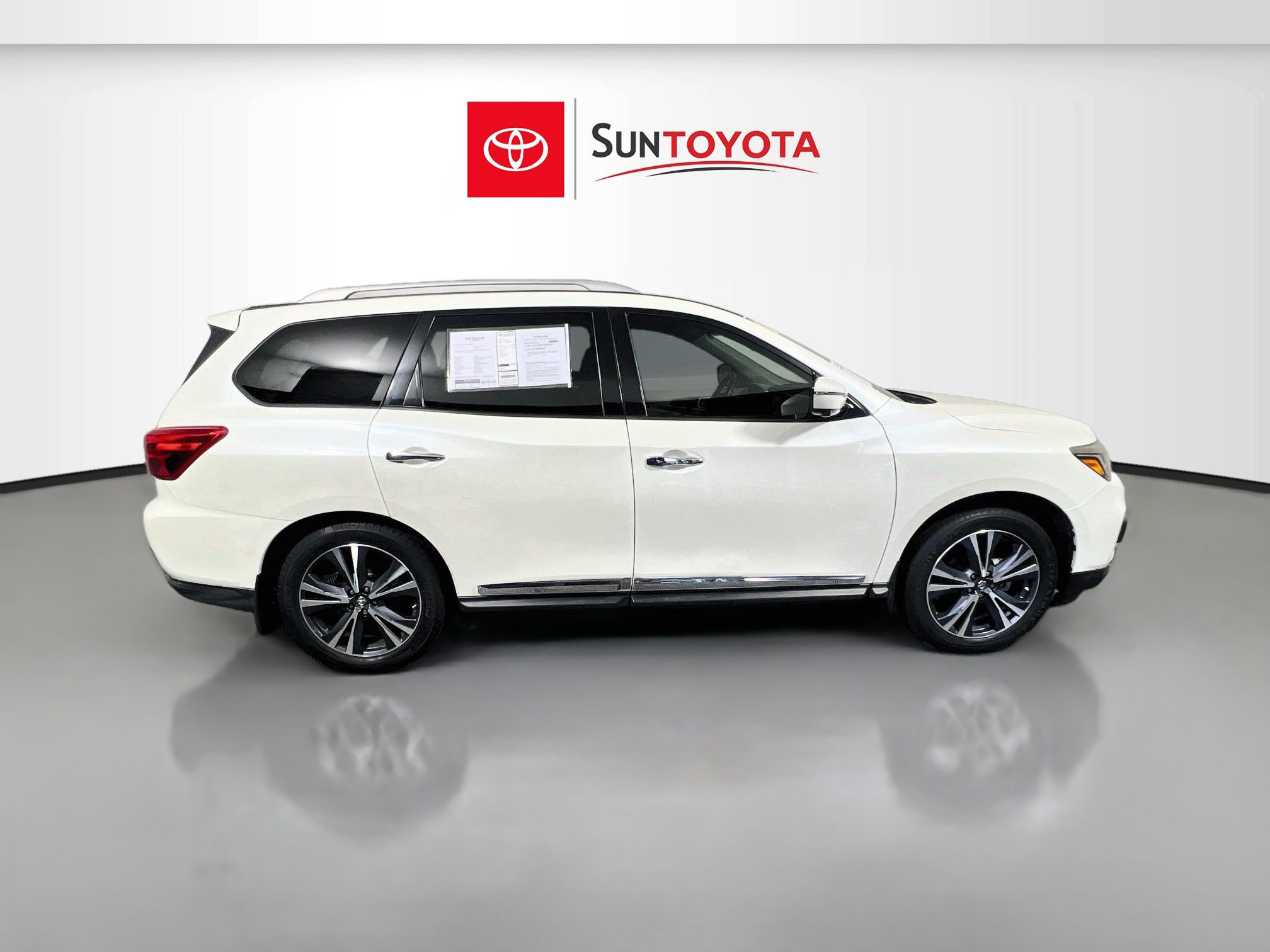 Used 2018 Nissan Pathfinder Platinum FWD image 2