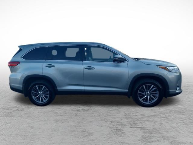 Used 2019 Toyota Highlander XLE AWD/4WD image 4