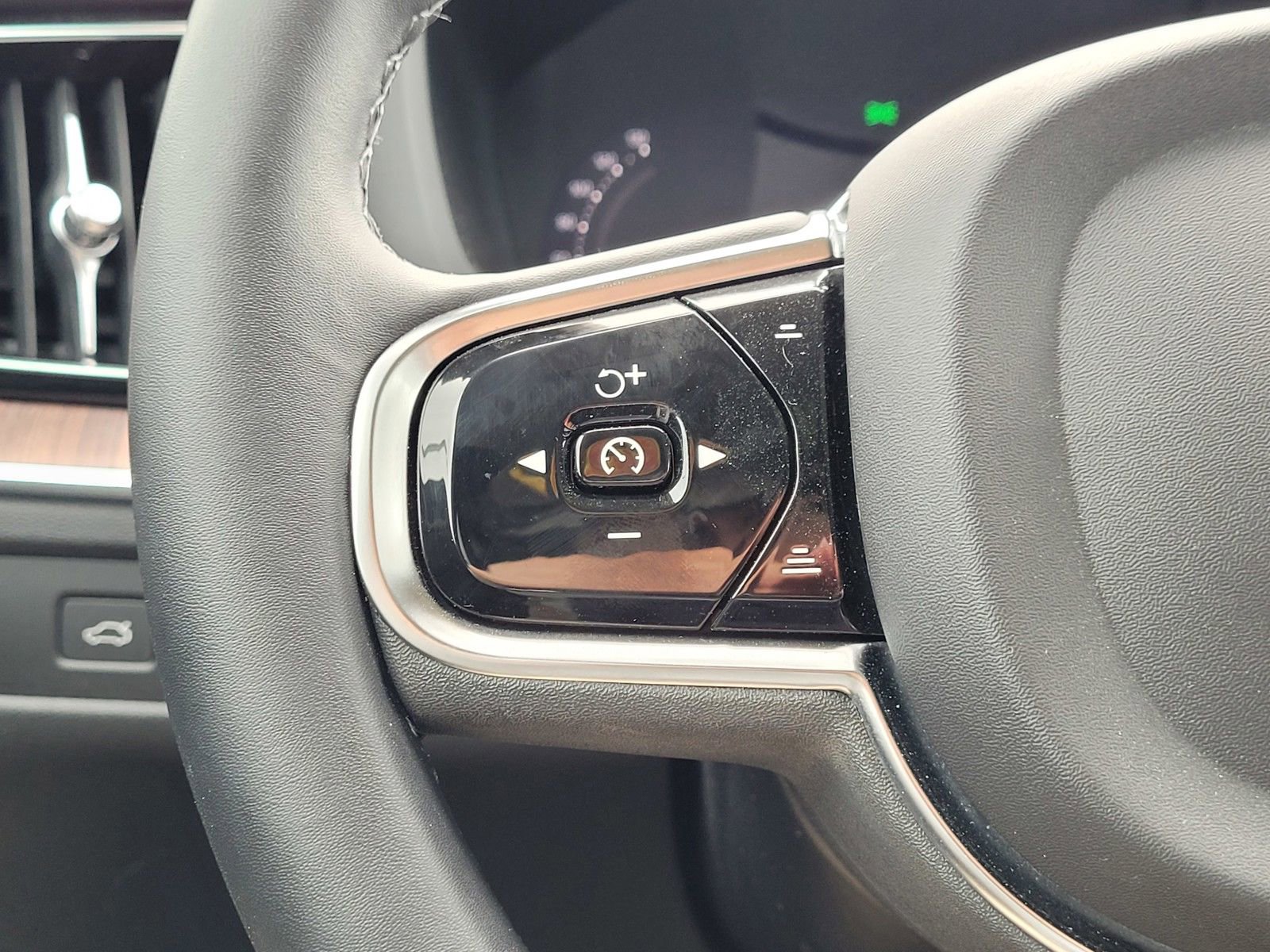 Certified 2023 Volvo XC60 B6 Ultimate w/ Protection Package Premier image 17